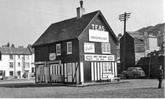 Uncle-Toms-Cabin-The-stade-Demolished-to-make-way-for-the-Jerwood-Gallery-picture-dates-as-of-1958.
